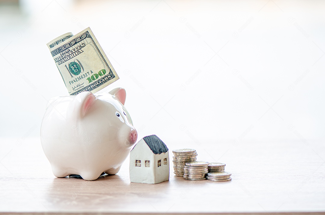Nota de banco ou 100 dólares colocados no cofrinho