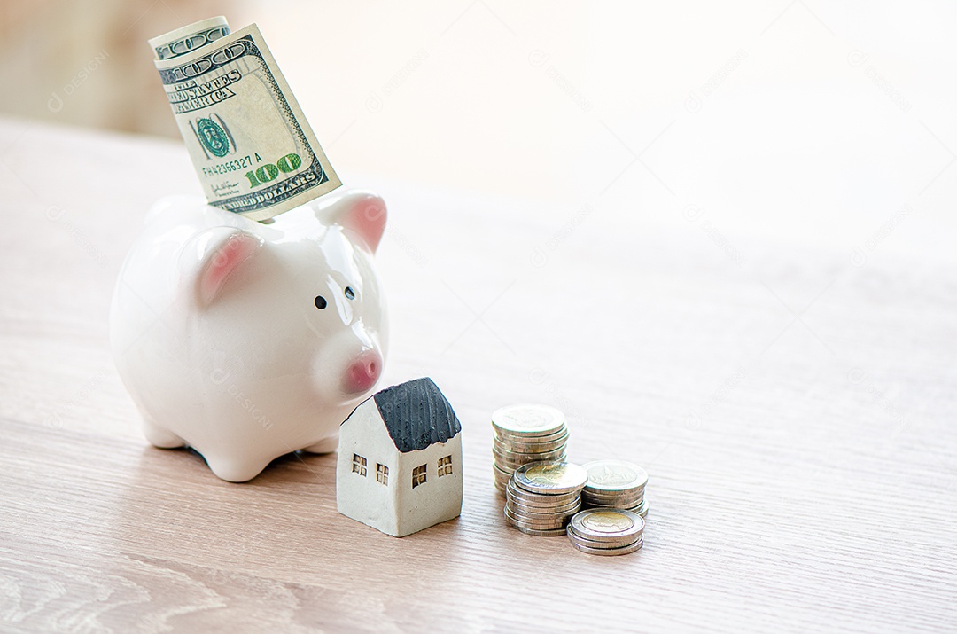 Nota de banco ou 100 dólares colocados no cofrinho