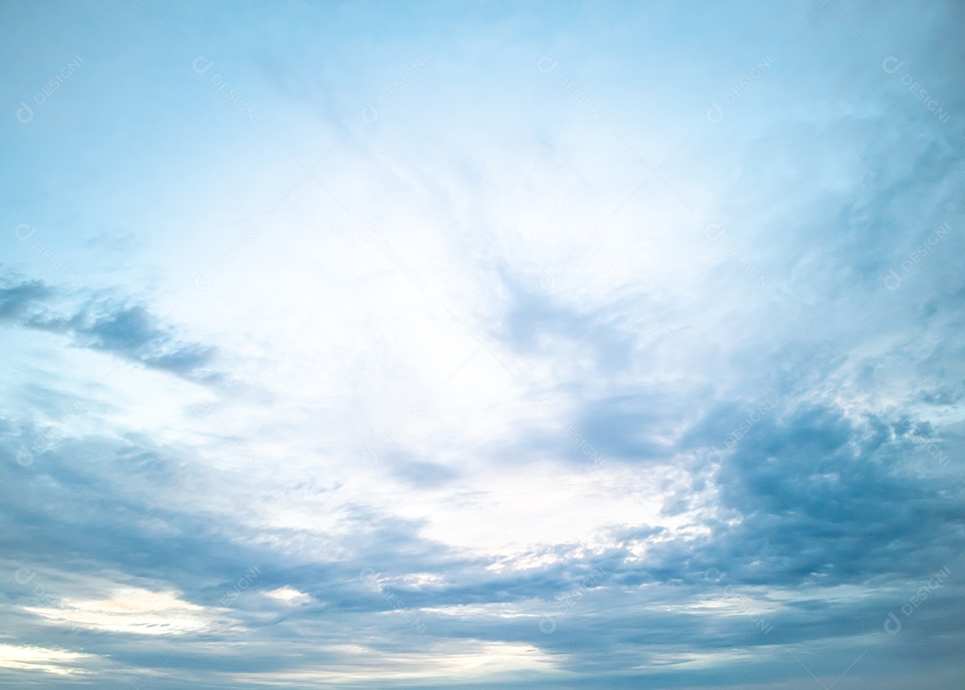 Lindo céu para plano de fundo em dia branco brilhante