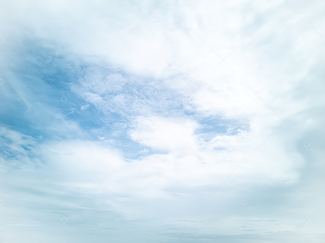 Lindo céu para plano de fundo em dia branco brilhante