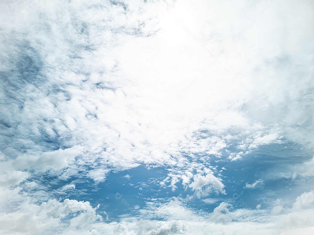 Lindo céu para plano de fundo em dia branco brilhante