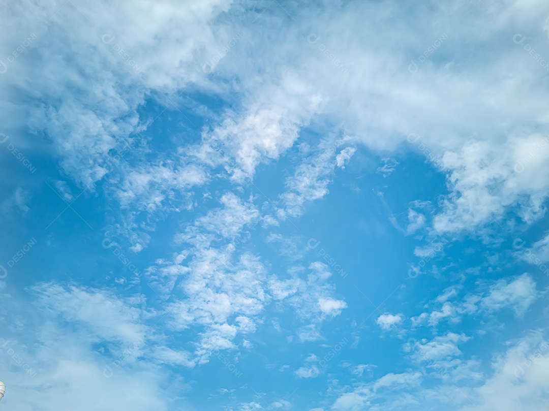 Lindo céu para plano de fundo em dia branco brilhante