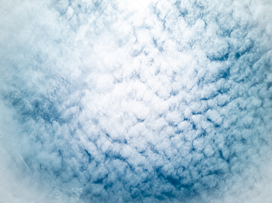 Lindo céu para plano de fundo em dia branco brilhante