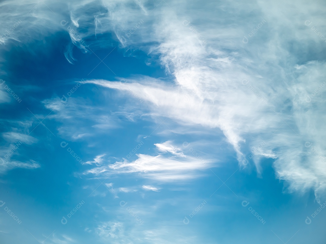 Lindo céu para plano de fundo em dia branco brilhante