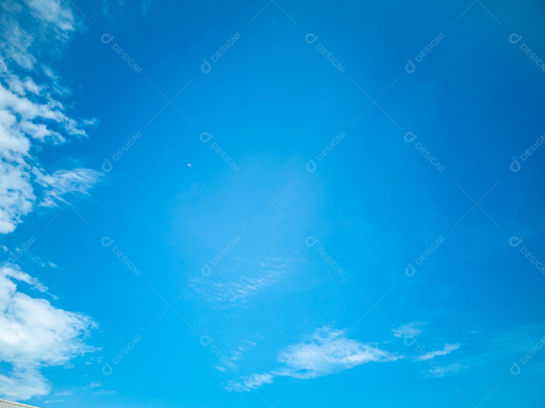 Lindo céu para plano de fundo em dia branco brilhante