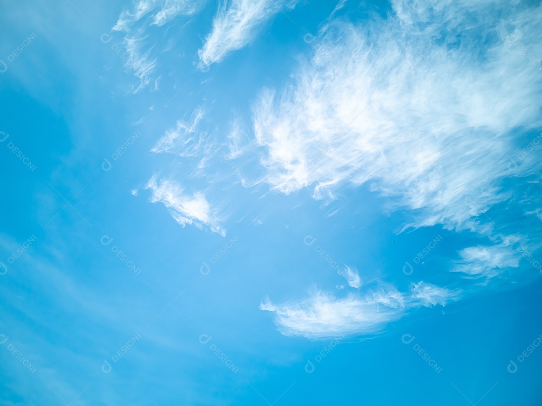 Lindo céu para plano de fundo em dia branco brilhante