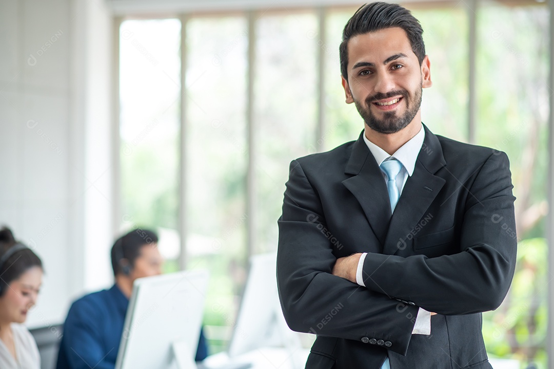 Chefe ou gerente fica feliz, atendimento ao cliente em segundo plano