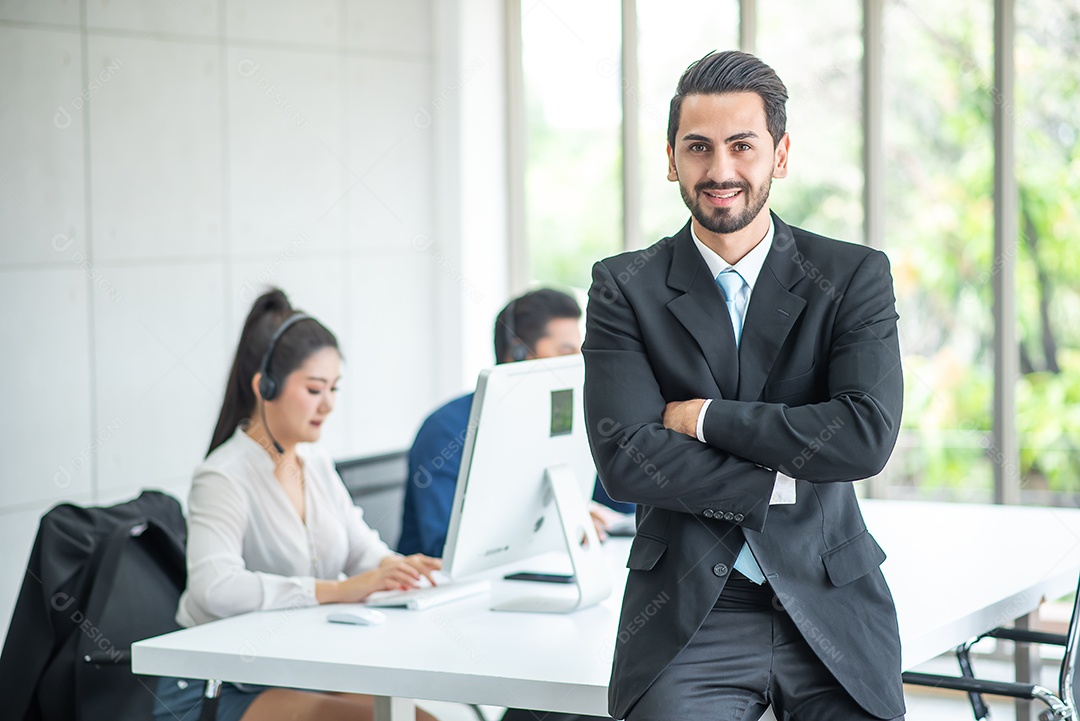 Chefe ou gerente fica feliz, atendimento ao cliente em segundo plano