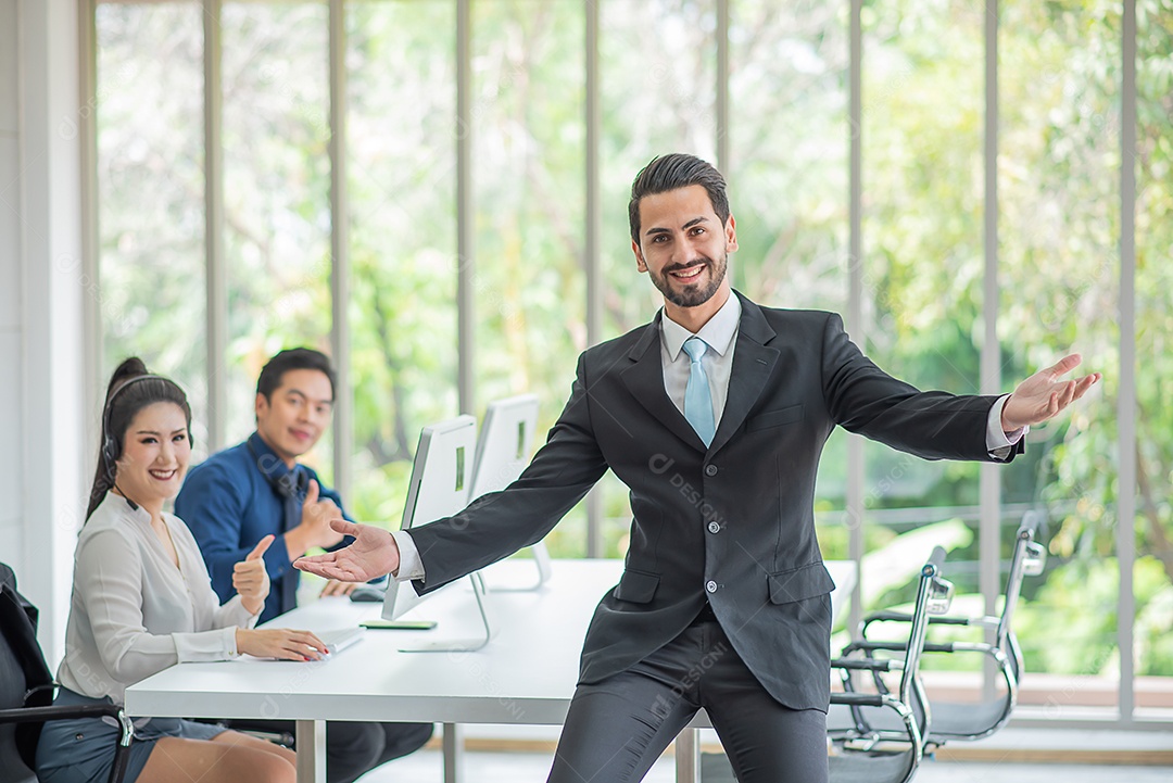 Chefe ou gerente fica feliz, atendimento ao cliente em segundo plano