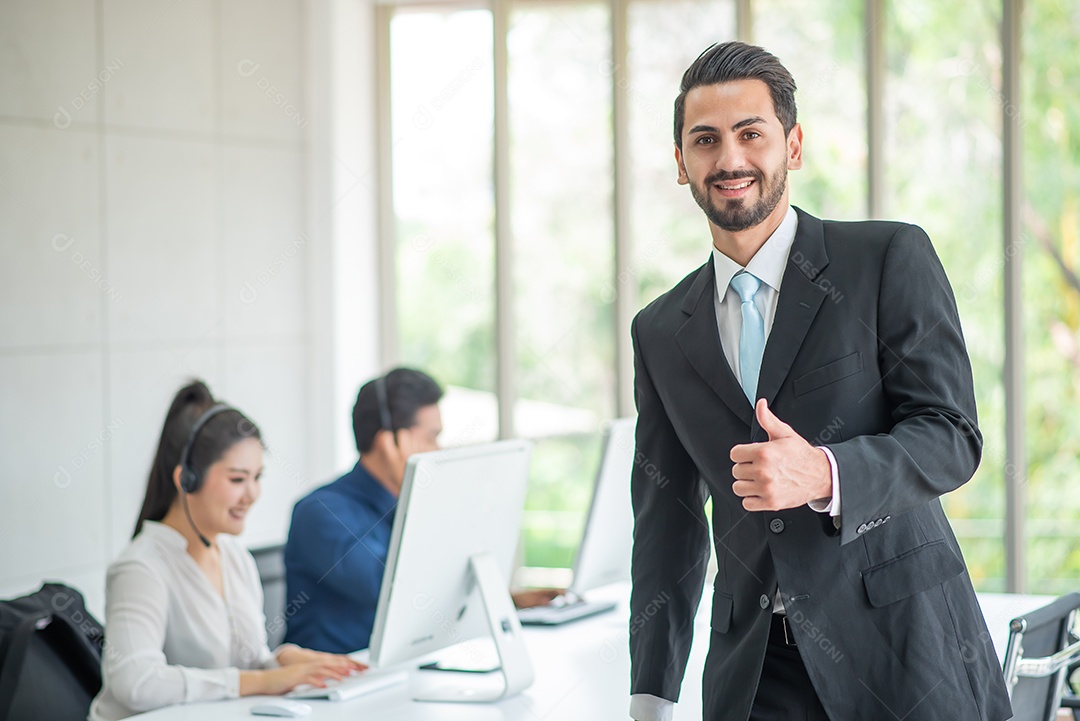 Chefe ou gerente fica de pé e mostra-se feliz, plano de fundo personalizado