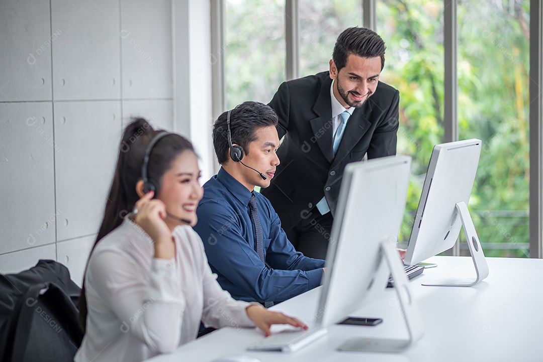 Chefe fala com a equipe sobre atendimento ao cliente ou telemarketing