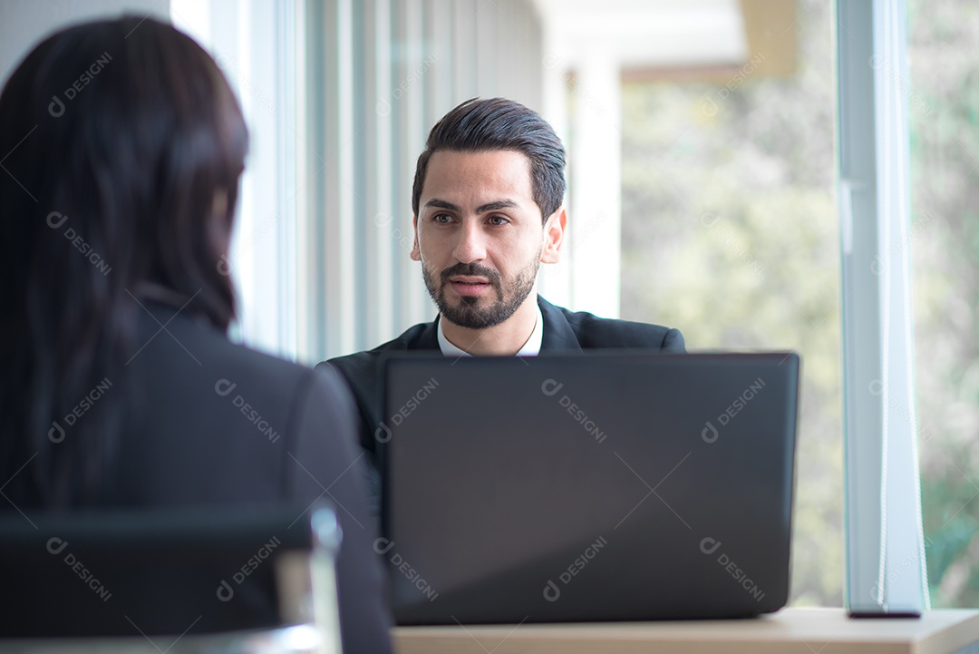 Homem de negócios conversando com mulheres de negócios africanas concordando