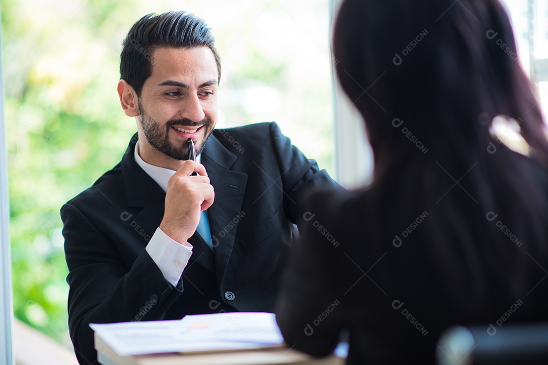 Homem de negócios conversando com mulheres de negócios africanas concordando