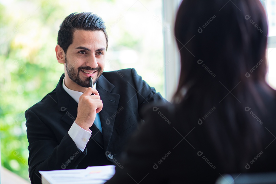 Homem de negócios conversando com mulheres de negócios africanas concordando