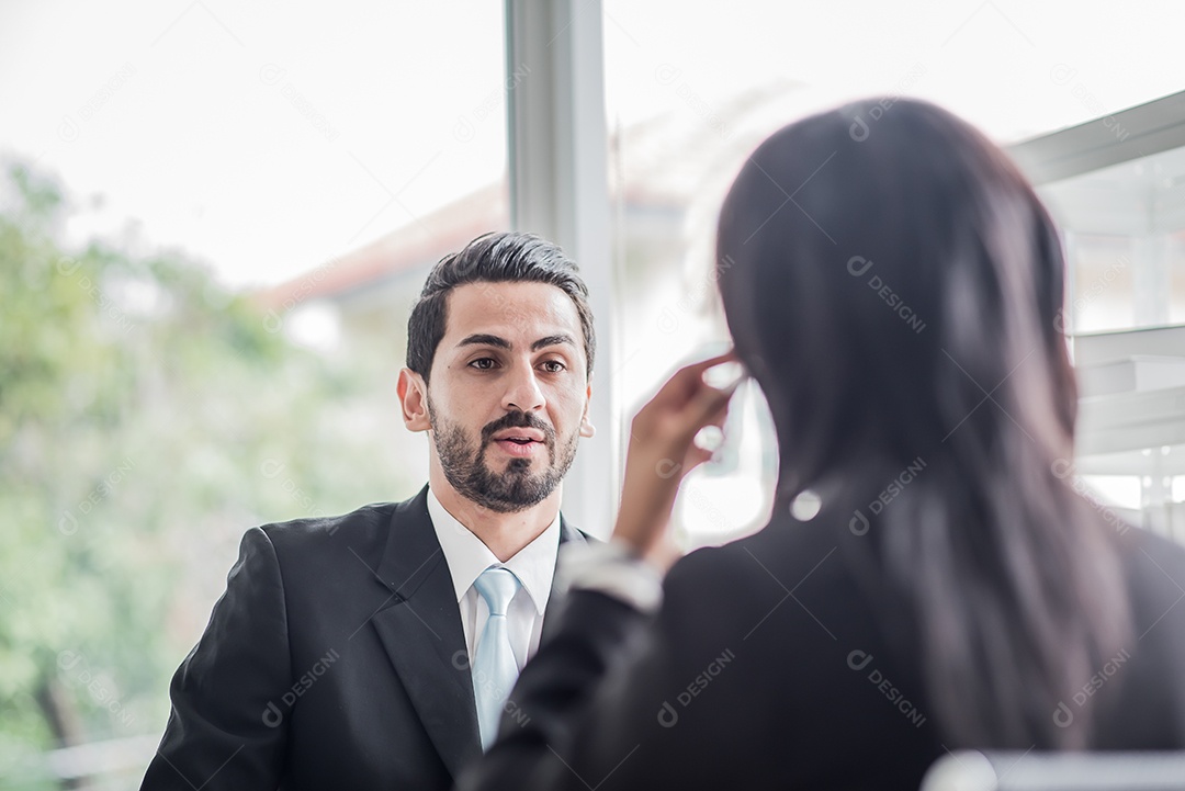 Homem de negócios conversando com mulheres de negócios africanas concordando