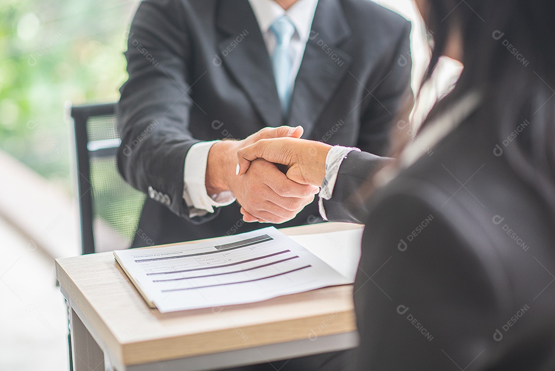 Homem de negócios aperta as mãos com mulheres de negócios concordando com o parceiro