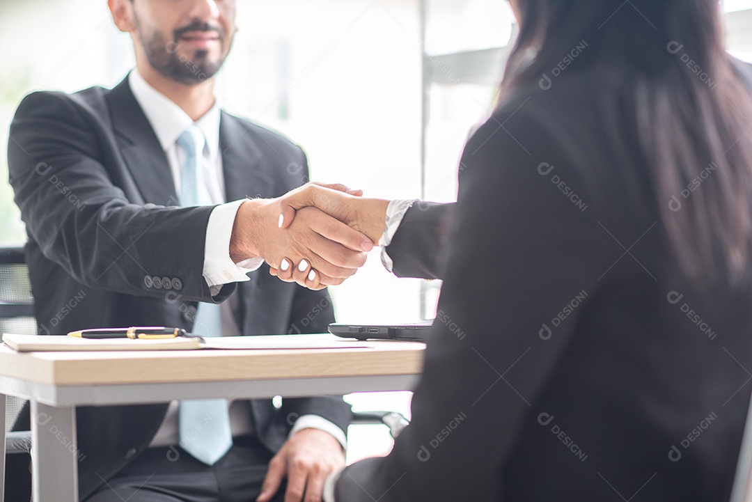Homem de negócios aperta as mãos com mulheres de negócios concordando com o parceiro