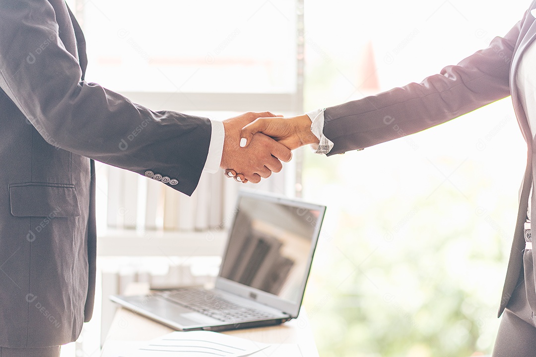 Homem de negócios aperta as mãos com mulheres de negócios concordando com o parceiro