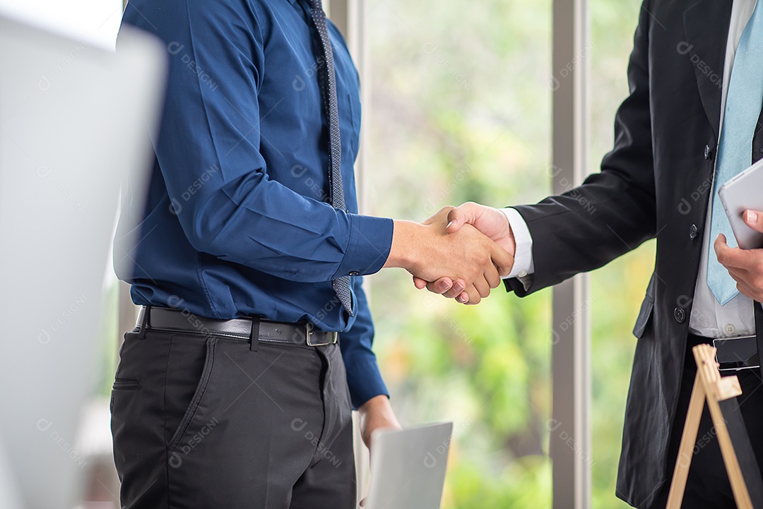Homem de negócios aperta a mão de novos funcionários ou parcerias ou introdução