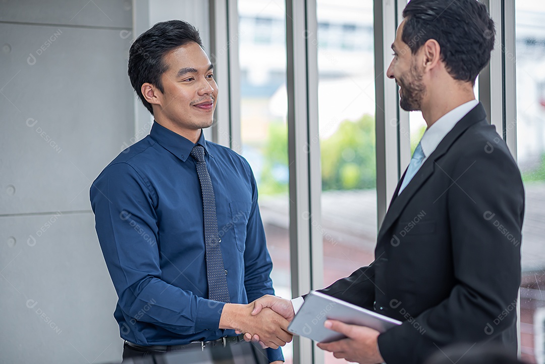 Homem de negócios aperta a mão de novos funcionários ou parcerias ou introdução