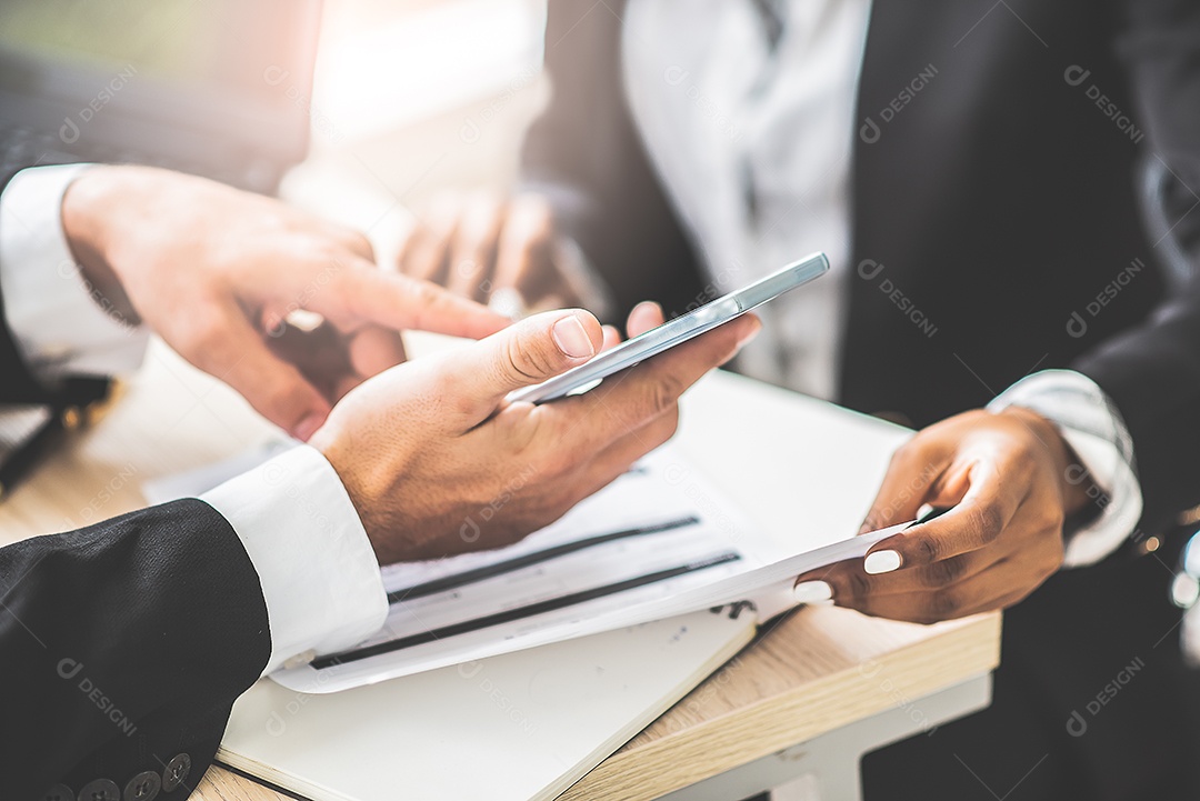 Homem de negócios mostra e-mail ou mensagem pela tela de toque do telefone