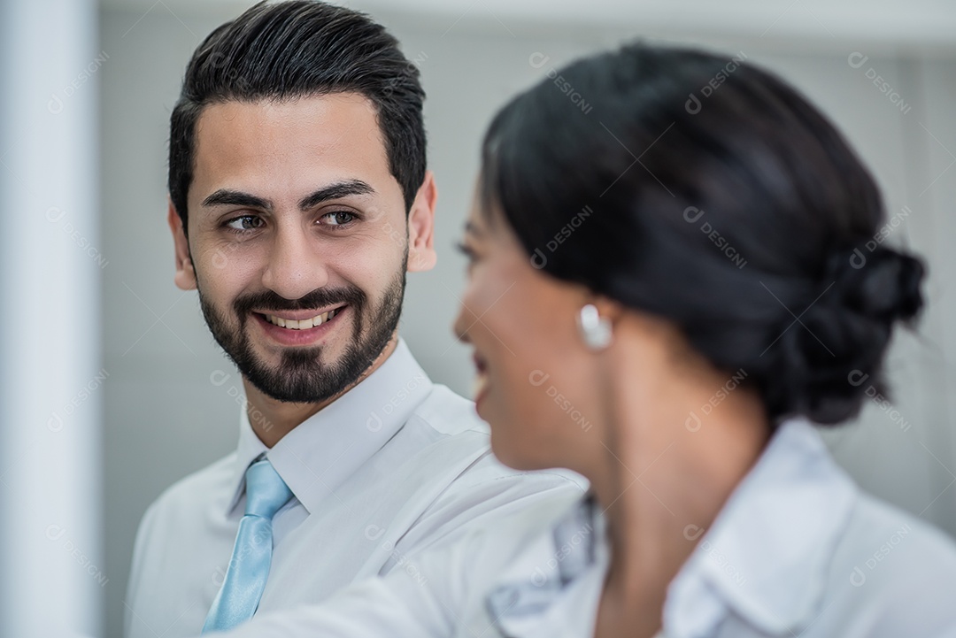 Homem de negócios sorri para mulher de negócios