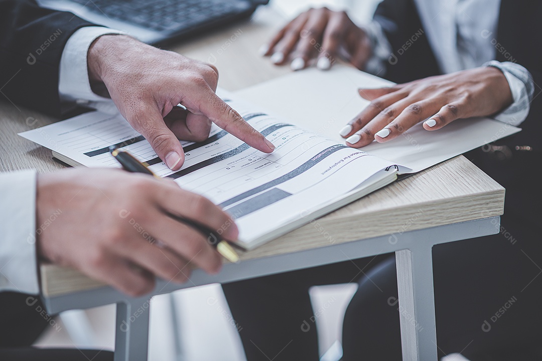 Homem de negócios fala com uma empresária africana ou parceira