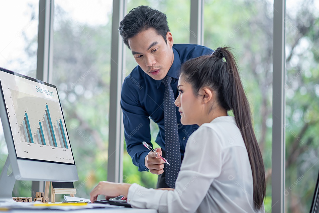 Homem de negócios treinando mulher de negócios com dados de resumo de método