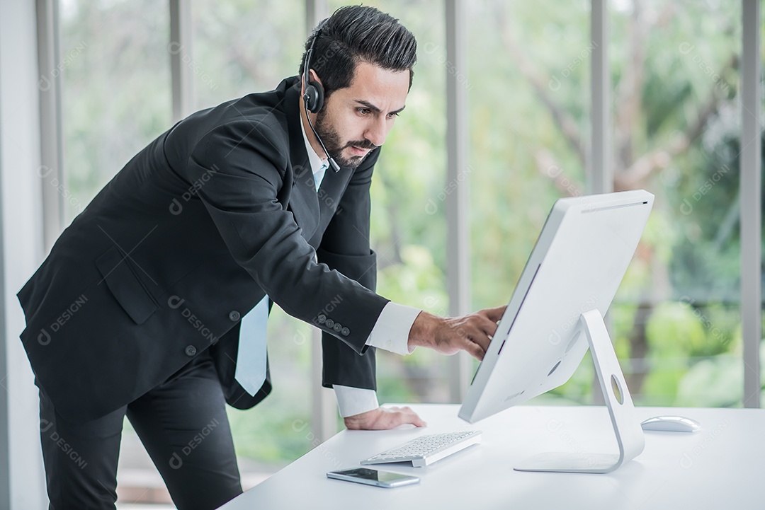 Homem de negócios usa conferência de reunião de fone de ouvido e tela sensível ao toque