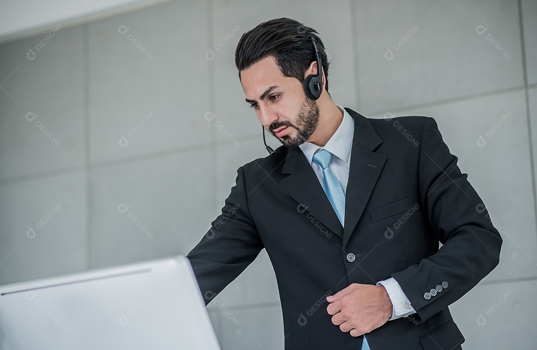 Homem de negócios usa conferência de reunião de fone de ouvido e tela sensível ao toque