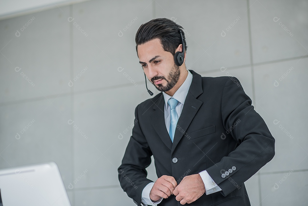 Homem de negócios usa conferência de reunião de fone de ouvido com espaço de cópia