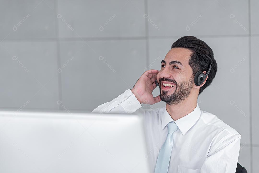 Homem de negócios usa trabalhando recebendo chamada usa fone de ouvido