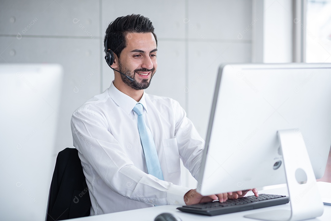 Homem de negócios usa trabalhando recebendo chamada usa fone de ouvido