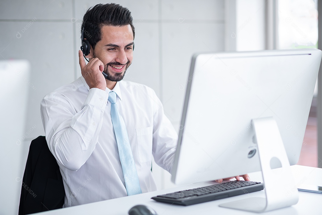 Homem de negócios usa trabalhando recebendo chamada usa fone de ouvido