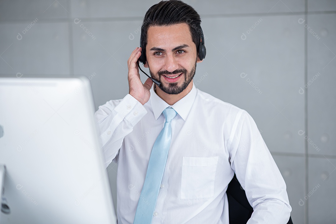 Homem de negócios usa trabalhando recebendo chamada usa fone de ouvido