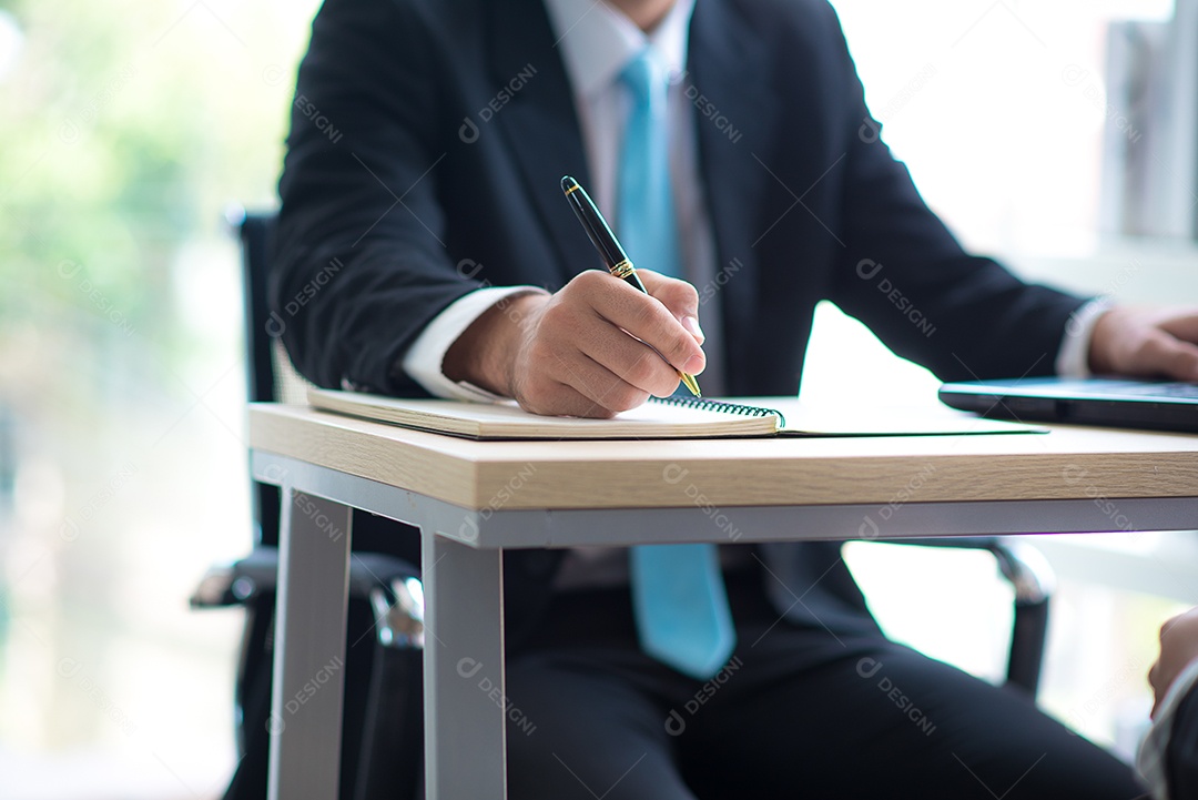 Homem de negócios escrever no caderno no escritório