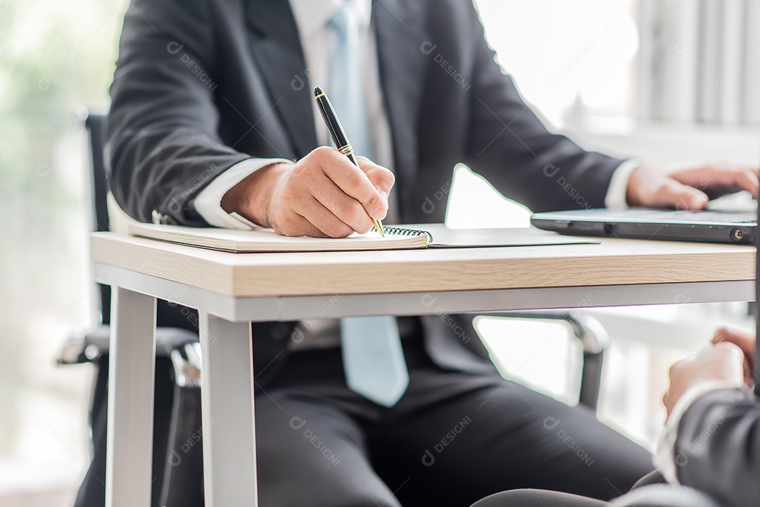 Homem de negócios escrever no caderno no escritório