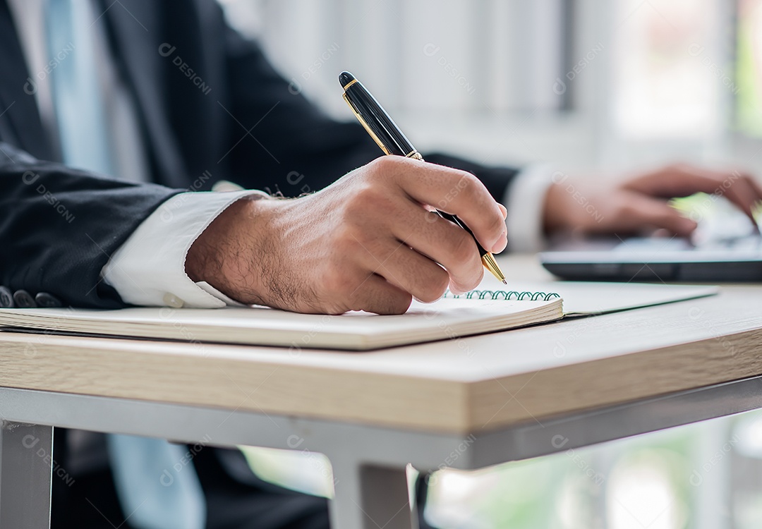 Homem de negócios escrever no caderno no escritório