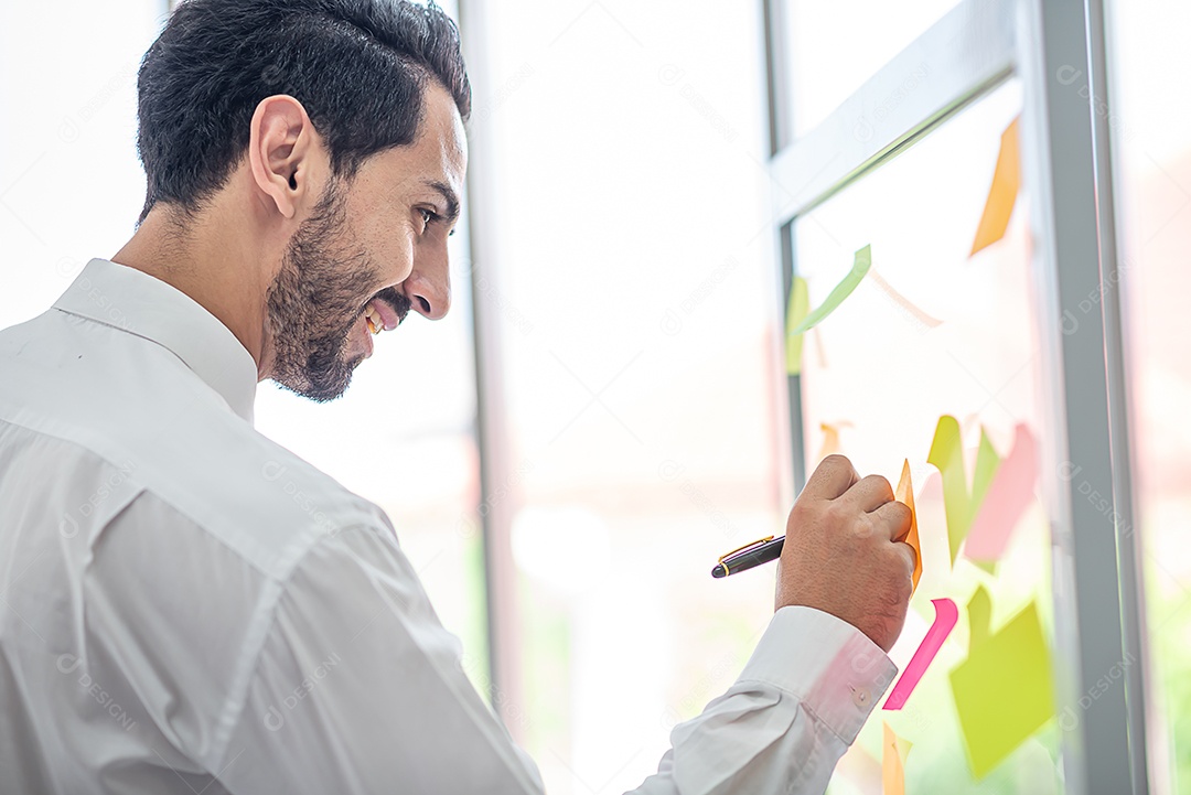 Homem de negócios escreve caneta para postá-la para análise e planejamento de ideias