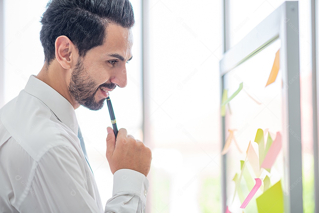 Homem de negócios escreve caneta para postá-la para análise e planejamento de ideias