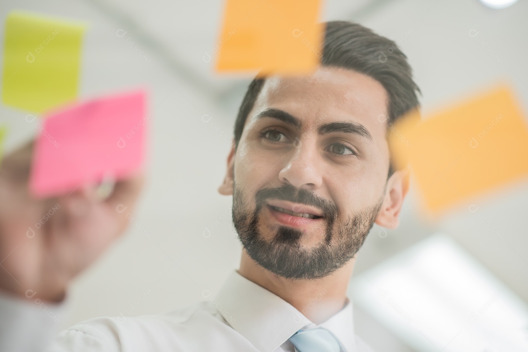 Homem de negócios escreve caneta para postá-la para análise e planejamento de ideias