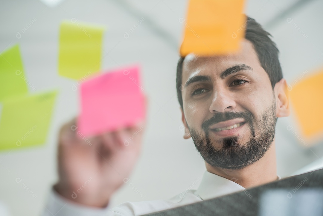 Homem de negócios escreve caneta para postá-la para análise e planejamento de ideias
