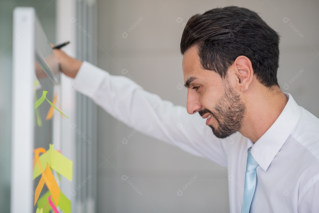 Homem de negócios escreve caneta para postá-la para análise e planejamento de ideias