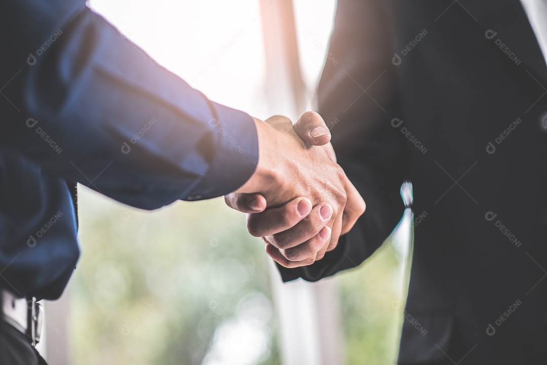 Pessoas de negócios se unem ou apertam as mãos como um acordo
