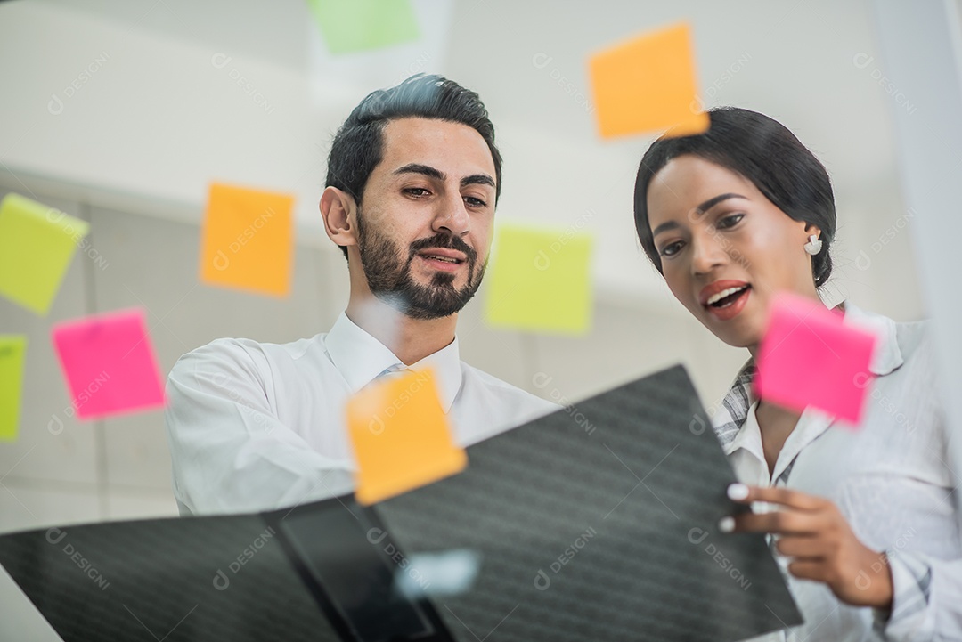 Pessoas de negócios procuram arquivo para análise de ideias e marca de planejamento