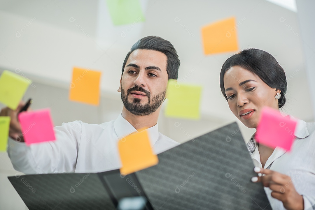 Pessoas de negócios procuram arquivo para análise de ideias e marca de planejamento