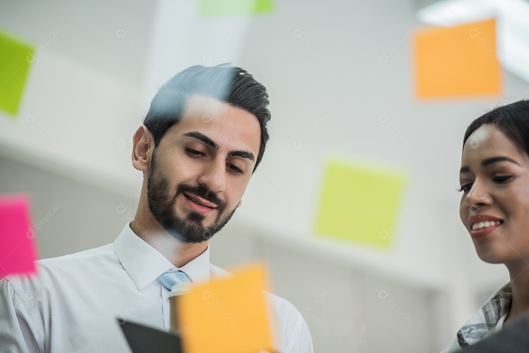 Pessoas de negócios procuram arquivo para análise de ideias e marca de planejamento