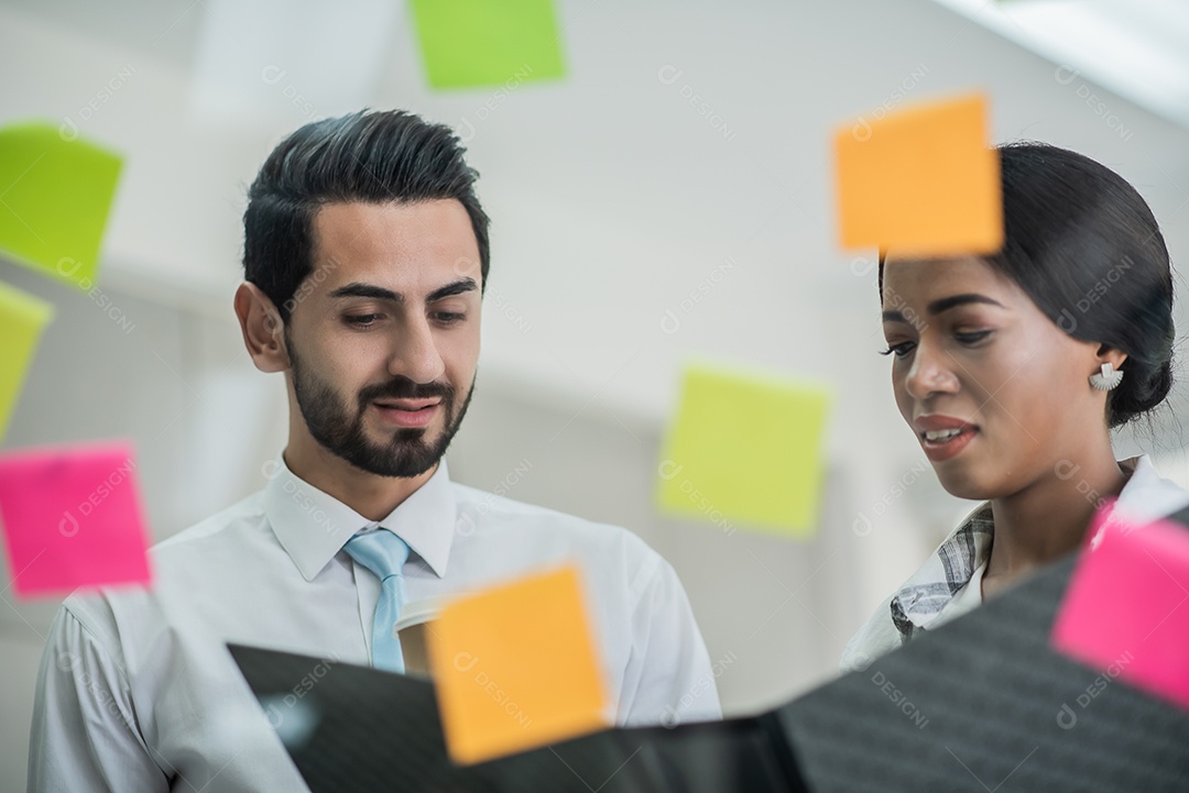 Pessoas de negócios procuram arquivo para análise de ideias e marca de planejamento