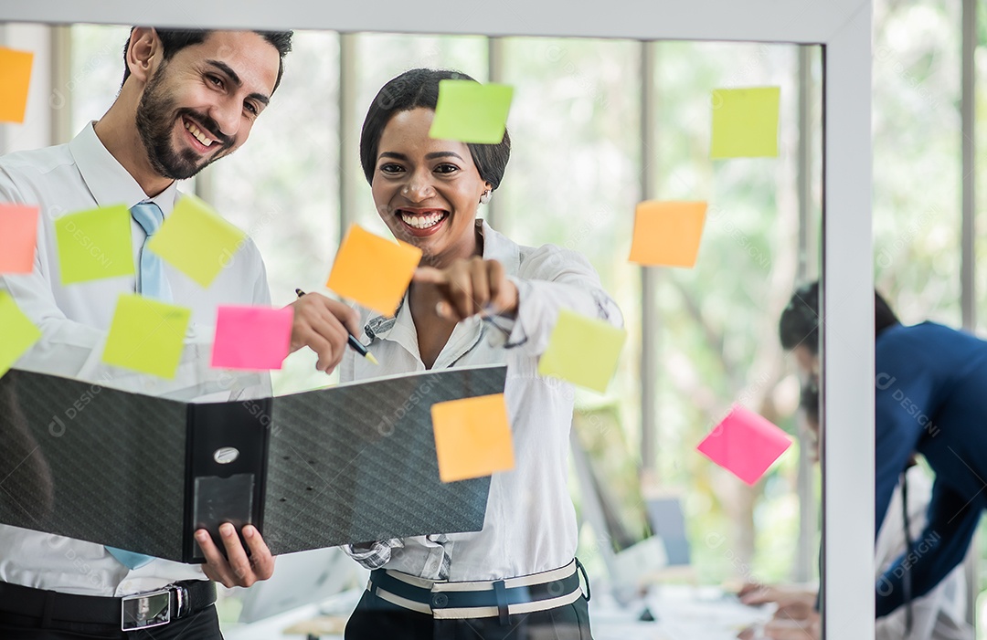 Pessoas de negócios procuram arquivo para análise de ideias e marca de planejamento