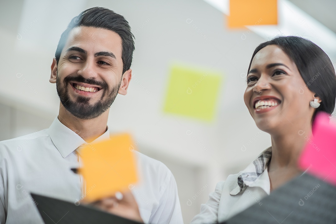 Pessoas de negócios procuram arquivo para análise de ideias e marca de planejamento
